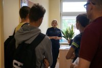 Młodzi rozmawiają o zasadach naboru