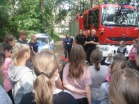 Policjanci i strażacy prowadzą pogadankę