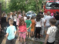 Spotkanie uczestników obozu ze strażakami i policjantami