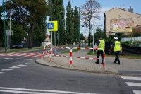 Policjanci w obrębie jednego ze skrzyżowań