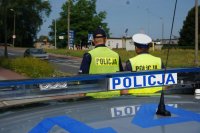 Policjanci obserwują skrzyżowanie