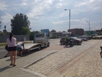 Policjant wykonuje czynności na miejscu kolizji