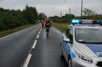 Policyjny radiowóz na pierwszym planie, dalej wozy strażackie