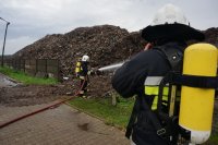Strażacy gaszą ogień