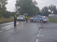 Policjanci kierują kierowców objazdami