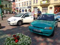 Policjanci pouczają  kierowcę