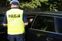 Policjant poucza kierujacego