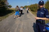 Młodzież i policjanci w akcji Sprzątanie Świata