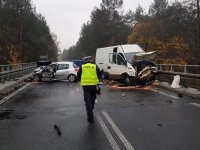 Policjant przy samochodach biorących udział w zdarzeniu