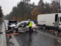 Stróże prawa wykonują czynności na miejscu kolizji