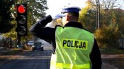 Policjant drogówki kieruje ruchem