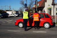 Mundurowi wręczają kierującym ulotki