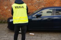 Policjant z kryminalnego wykonuje czynności procesowe