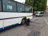 Na zdjęciu policjant Wydziału Ruchu Drogowego kontroluje autokar.