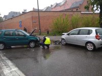 Na zdjęciu dwa pojazdy biorące udział w zderzeniu.