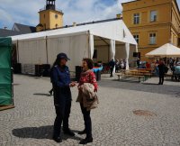 Na zdjęciu policjanci odpowiadają na pytania po przeprowadzonej prelekcji.