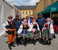 Na zdjęciu policjanci i członkowie zespołu folklorystycznego - zdjęcie pamiątkowe.