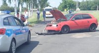 Na zdjęciu pojazd marki Audi biorący udział w wypadku na ulicy Ceramicznej w rejonie Panoszowa  oraz policyjny radiowóz.