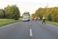 Na zdjęciu policjanci wykonujący czynności na miejscu zdarzenia.