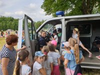 Na zdjęciu dzieci czekają żeby zobaczyć policyjny radiowóz w czasie pikniku &quot;Służby Mundurowe Dzieciom Gminy Koszęcin&quot;.