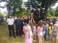 Na zdjęciu policjanci i dzieci w czasie pikniku.