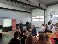 Na zdjęciu I zastępca Komendanta Powiatowego Policji w Lublińcu wita uczestników sympozjum.