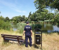 Na zdjęciu policjant kontroluje zbiornik wodny w Lublińcu.