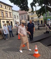 Na zdjęciu osoby w alkogoglach pokonują tor przeszkód.