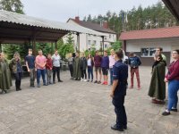 Na zdjęciu policjantka w mundurze w trakcie prelekcji dla młodzieży.