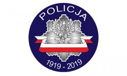 Na zdjęciu logo związane ze 100-leciem Policji.