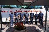 Na zdjęciu policjanci biorący udział w akcji honorowego oddawania krwi na lublinieckim Rynku.