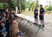 Na zdjęciu policjanci w trakcie prelekcji dla młodzieży .