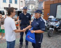 Na zdjęciu policjanci w trakcie imprezy profilaktycznej na lublinieckim rynku.