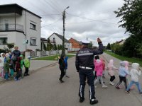 Na zdjęciu wspólne zdjęcie  dzieci z policjantem.