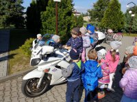 Na zdjęciu policjant w trakcie spotkania z dziećmi w Boronowie.