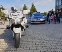 Na zdjęciu policjant w trakcie spotkania z dziećmi w Boronowie.