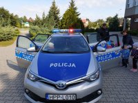 Na zdjęciu policjant w trakcie spotkania z dziećmi w Boronowie.