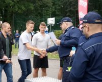 Komendant Wojewódzki Policji wręcza nagrody za I miejsce.