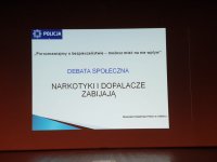 Na zdjęciu slajd z prezentacji debaty nt. Narkotyki i dopalacze zbijają.