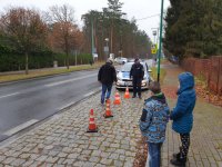 Na zdjęciu jeden z kierujących pokonuje tor przeszkód w alkogoglach.