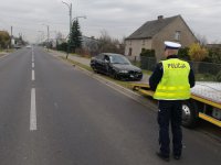 Na zdjęciu umundurowany policjant WRD stojący na drodze i wykonujący oględziny wypadku na ulicy Oleskiej w Lublińcu.