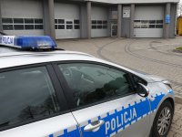 Na zdjęciu policyjny radiowóz przed stacją diagnostyczna w Kochanowicach.
