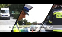 Na zdjęciu kadr z filmu , umundurowany policjant w czasie kontroli na drodze.