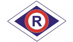 Na zdjęciu logo wydziału ruchu drogowego duża litera R.