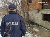 Na zdjęciu policjanci w mundurach zimowych kontrolują niezamieszkany dom.