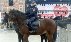 Na zdjęciu policjanci na koniach służbowych pilnujący porządku w trakcie finału WOŚP.