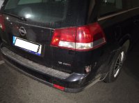 na zdjęciu uszkodzony samochód marki Opel Vectra  koloru czarnego.