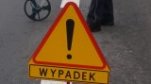 Na zdjęciu znak drogowy ostrzegający z napisem wypadek a w tle widoczny przyrząd do pomiaru odległości