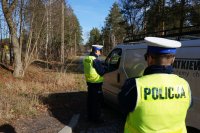 Na zdjęciu policjanci kontrolujący pojazd typu bus.