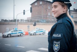 Na zdjęciu widoczna policjantka w mundurze w czasie patrolu na ulicy.